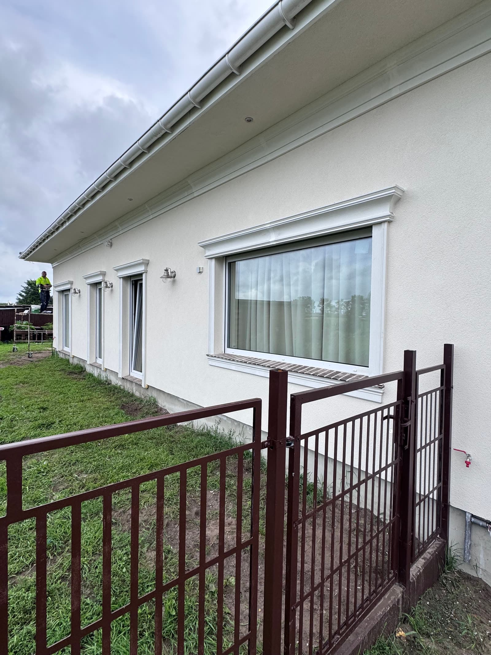 Tynkowanie elewacji - dom w  Rurzycy, detal po realizacji STmaster