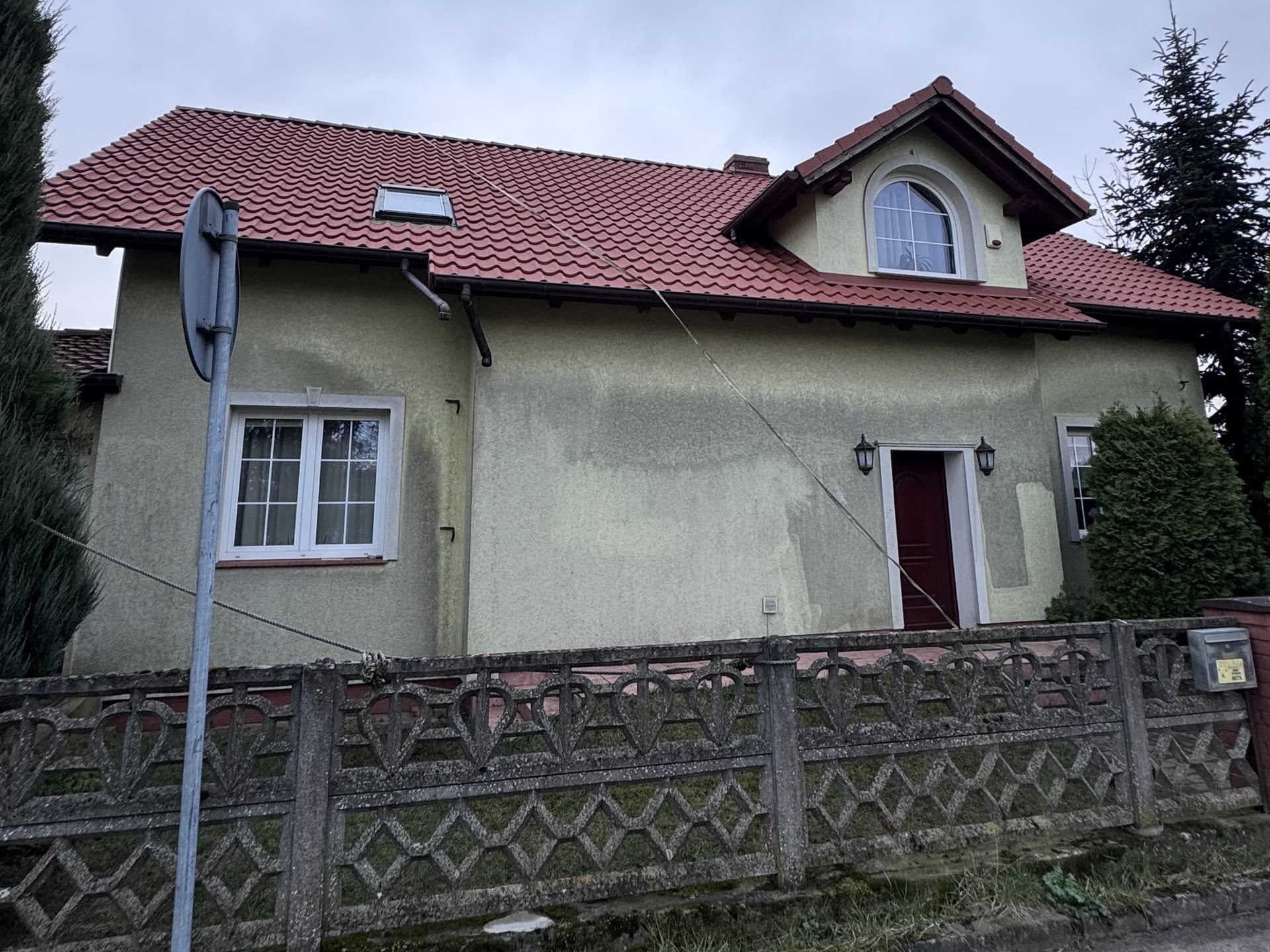 Dom jednorodzinny w  Goleniowie przed myciem i  malowaniem elewacji - widoczne zabrudzenia i  zacieki na scianach