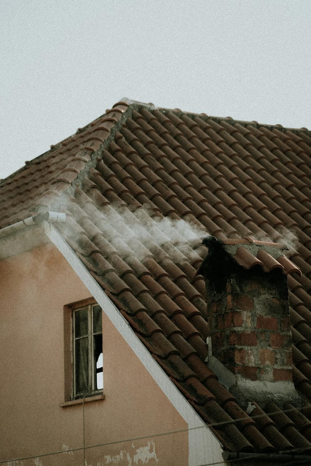 Przegląd dachu po zimie przed sezonem wiosennym