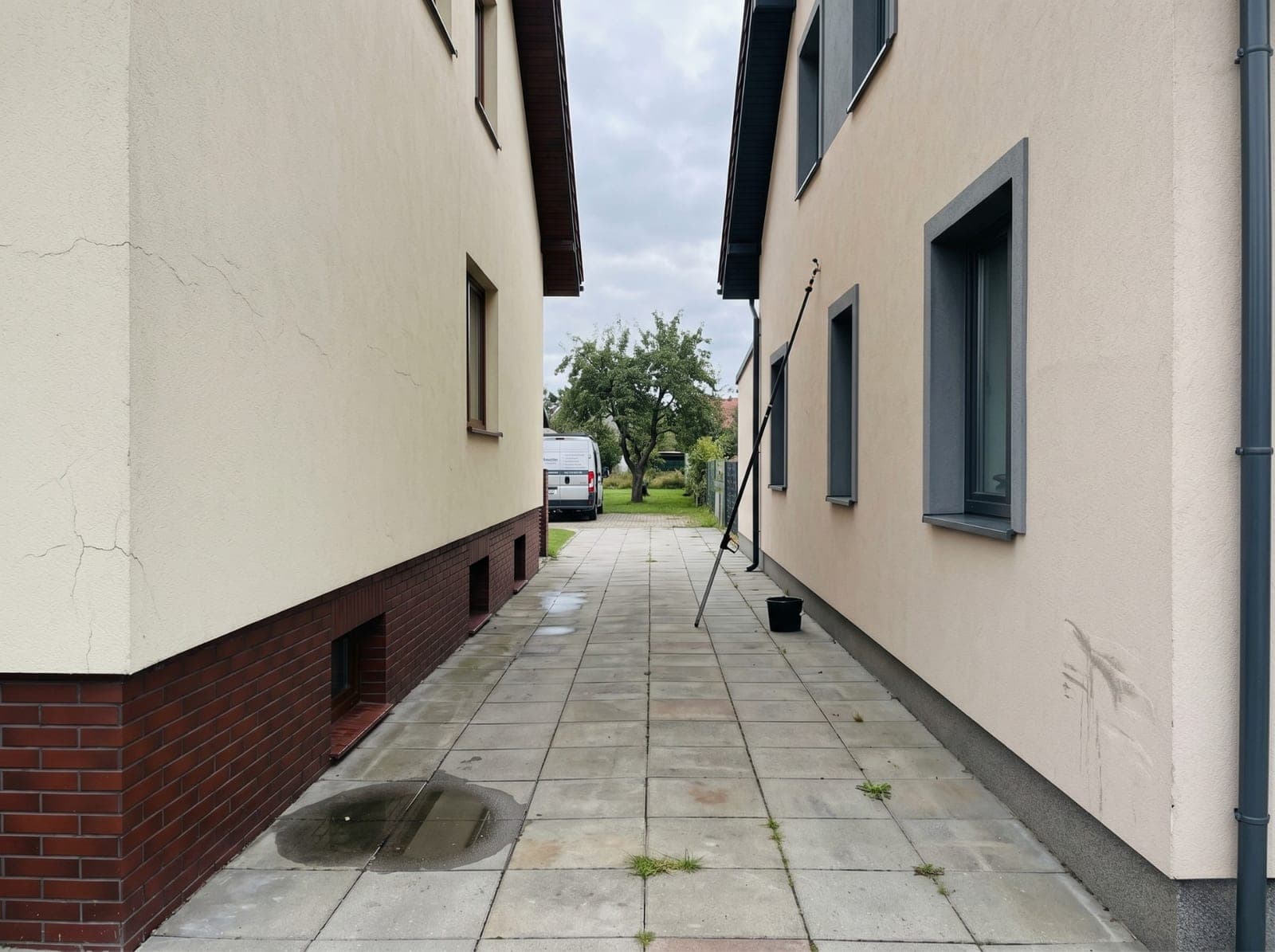 Realizacja STmaster po softwashingu - odnowiony przejazd między domami, klasyczny polski klimat, Goleniów okolice