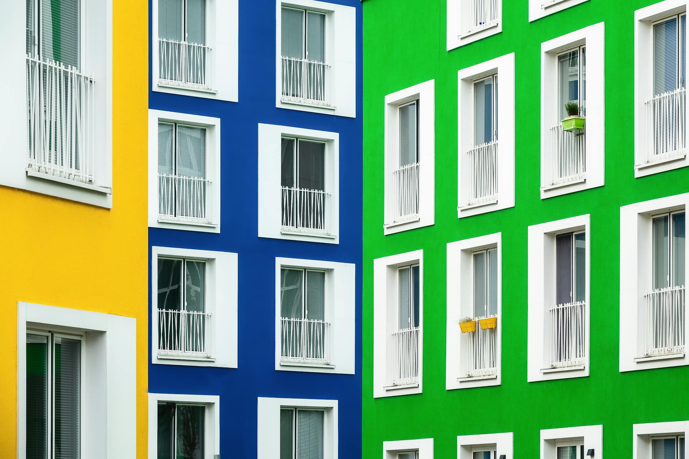 Dobór farby elewacyjnej do rodzaju elewacji i warunków atmosferycznych