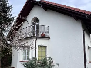 Dom jednorodzinny w Goleniowie po dociepleniu i nałożeniu białego tynku cienkowarstwowego, ściana z balkonem
