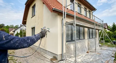 Sezon malowania elewacji w Szczecinie - ekipa STmaster w trakcie aplikacji farby silikonowej agregatem natryskowym, peak sezonu maj-czerwiec