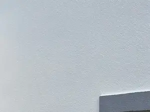 Makro faktury tynku elewacyjnego typu baranek na ścianie domu