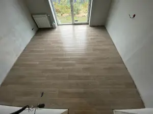 Montaż paneli podłogowych w wykańczanym mieszkaniu