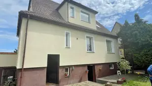 Stary dom z niszczejącą elewacją przed remontem