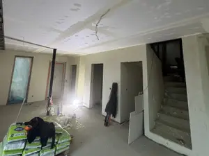 Wnętrze domu w trakcie remontu - ściany i klatka schodowa przed wykończeniem