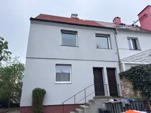 Elewacja domu jednorodzinnego po wykonaniu tynku