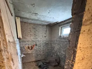Odkopany mur fundamentowy i piwnica podczas remontu starego domu